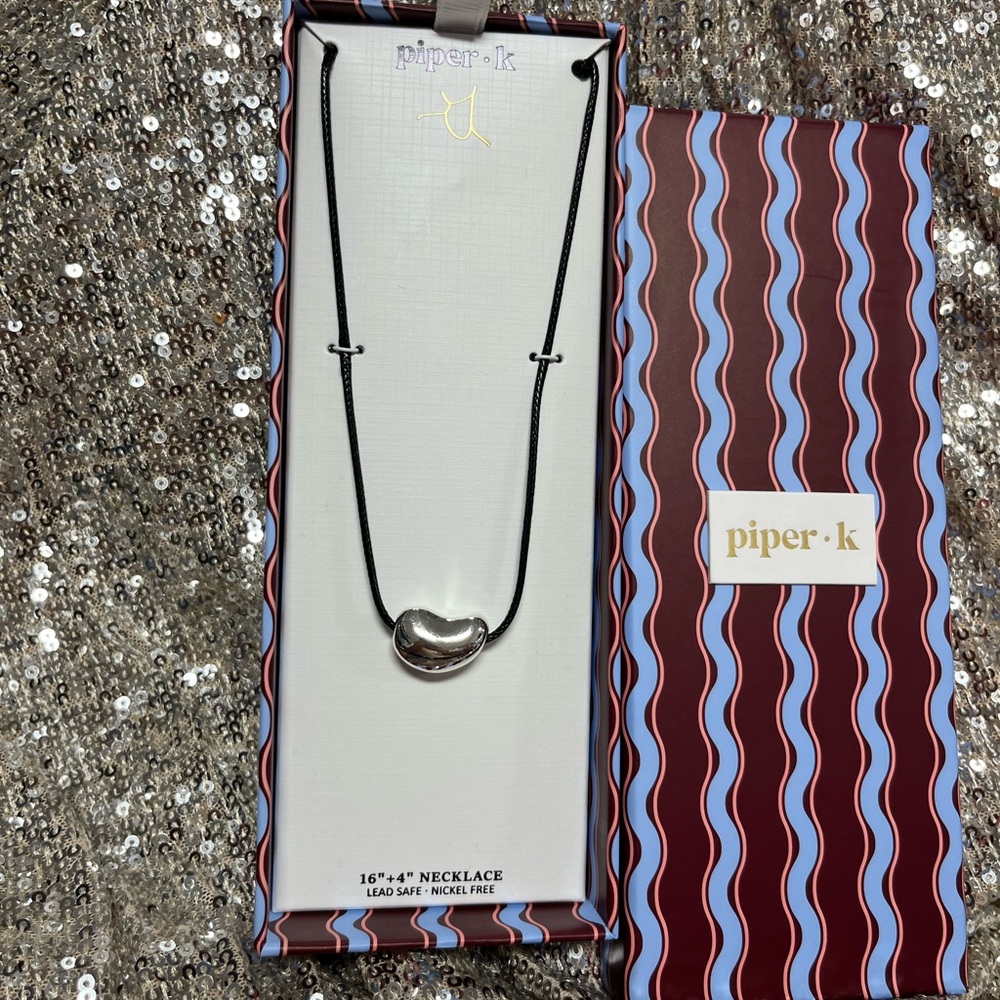 NWT ⚜️🖤⚜️ Piper K Beautiful Silver Tone Pendant Necklace - Picture 5 of 7